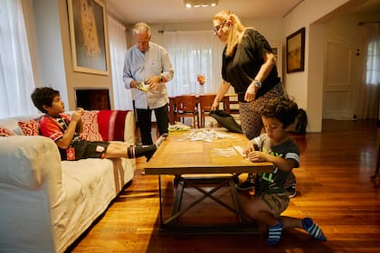 Santiago, junto a su hermano mellizo, Roberto, y a sus padres