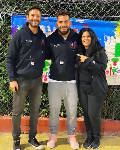 Santiago Ladino junto a Carlos Tévez y Silvia, miembros de una fundación que apunta a fomentar lazos culturales y solidarios