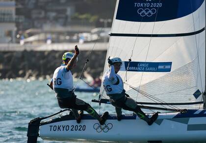 Santiago Lange y Cecilia Carranza se despidieron de Tokio 2020 con una victoria en la Medal Race.