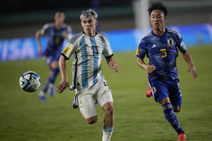 Santiago López disputa el balón con  Keita Kosugi durante el encuentro entre Argentina y Japón, en el Mundial Sub 17