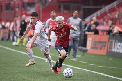 Santiago López intenta una gambeta, en un partido de Independiente