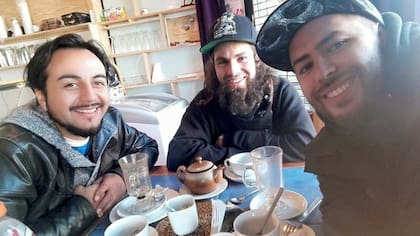 Santiago Maldonado (centro) junto a dos compa?eros