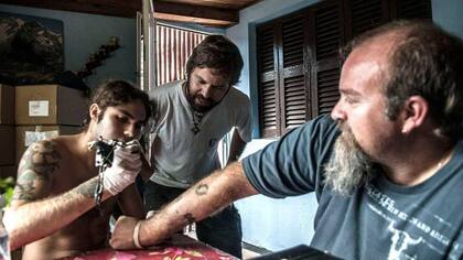 Santiago Maldonado tatuando a su hermano
