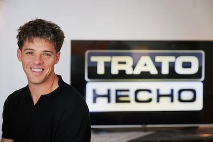 Santiago Maratea posa para LA NACION en los estudios de Mandarina Contenidos mientras se prepara para su debut como conductor con Trato hecho, que se emitirá de lunes a viernes a las 22