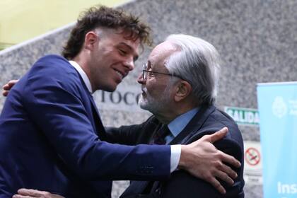 Santiago Maratea y Ricardo Nissenen conferencia de prensa en la Inspección General de Justicia.