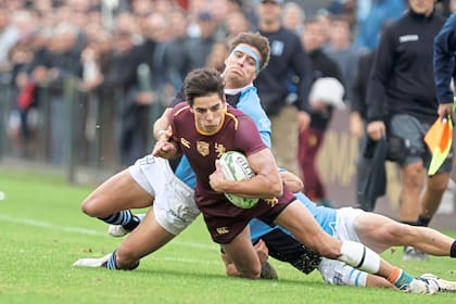 Santiago Marolda (Newman) se lleva la pelota ante el tackle de Francisco Patrono (CUBA)