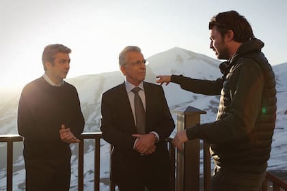 Santiago Mitre prepara una escena de La cordillera (2017) junto a Ricardo Darín y Gerardo Romano