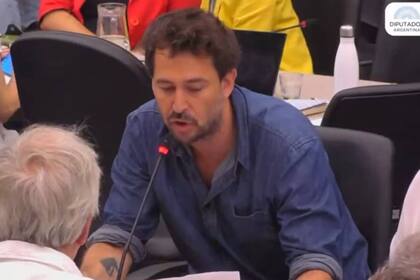 Santiago Mitre, el director de Argentina, 1985, expuso recientemente ante los diputados su rechazo a la serie de modificaciones planteadas por el Gobierno para el sector artístico
