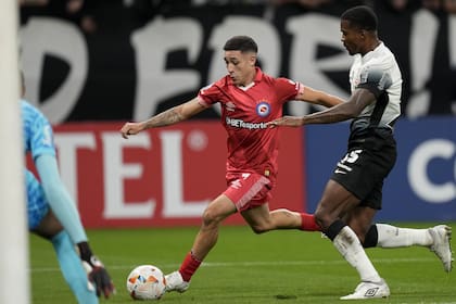 Santiago Montiel puede jugar por la banda izquierda como lateral, volante o extremo, también jugó como lateral derecho