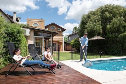 Santiago Marmorato instaló un deck junto a la pileta para maximizar el uso del jardín