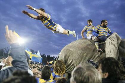 Santiago Mourín se tira a la pileta humana