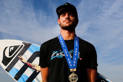 Santiago Muñiz, el surfista identificado con Messi