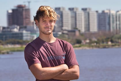 Santiago Muñiz posa en la costa bonaerense