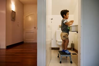 Tiene acondroplasia y, gracias a un tratamiento, en un año creció más que su hermano mellizo