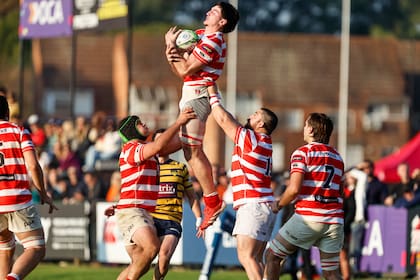 Santiago Neyra es levantado por Tomás Bivort y Franco Cozzi en un line-out; Alumni es fuerte en las formaciones fijas.