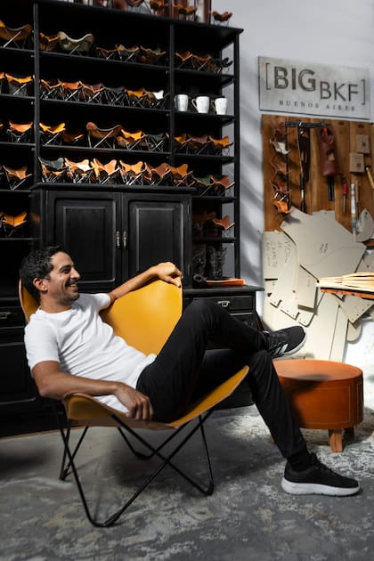 Santiago Palermo, dueño de Big BKF, sentado sobre su favorita: la ‘Polo Antique’, hecha en cuero de montura de 4 mm y curtido vegetal.