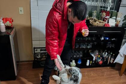 Santiago Patiño lleva adelante una vida feliz junto a su perro