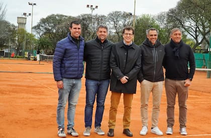 Santiago Pattyn, Jefe de Gabinete de la Secretaría de Deportes de la Ciudad; Agustín Calleri, presidente de la AAT; José Luis Giusti, ministro de Desarrollo Económico y Producción de CABA; Mariano Zabaleta, vicepresidente de la AAT, y el secretario de Deportes porteño, Carlos Retegui, durante la recorrida por el Parque Belgrano