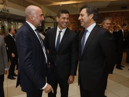 Santiago Peña (centro) Y Martin Eurnekián ya se vieron varias veces desde que el paraguayo ocupa el Palacio López. El presidente recibió a los empresarios que participaron del foro del sector privado en la previa de la Asamblea de la OEA.
