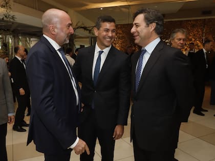 Santiago Peña (centro) Y Martin Eurnekián ya se vieron varias veces desde que el paraguayo ocupa el Palacio López. El presidente recibió a los empresarios que participaron del foro del sector privado en la previa de la Asamblea de la OEA.