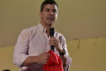 Santiago Peña, un economista y exministro de Hacienda durante el gobierno de Cartes, es el actual candidato presidencial colorado.