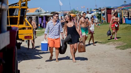 Santiago Pérez y Caro Mastronardi, recién llegados a Cabo Polonio