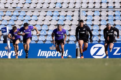 Santiago Pernas, Faustino Sánchez Valarolo, Simón Benítez Cruz, Santiago Carreras y Nicolás Roger, durante el captains run en San Juan