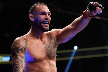 Santiago Ponzinibbio festeja después de ganar por KO a Alex Morono en la UFC 282