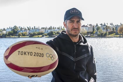 Santiago, que pasa demasiado tiempo en aviones y en el exterior, dice estar "conociendo" su casa; su viaje a Tokio en 2019 fue valioso para que Argentina consiguiera la medalla olímpica de bronce.