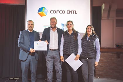 Santiago Ramos, presidente de Bancos de Alimentos Argentina; Adrián Caramuto, presidente de Fundación Aportar; Florencia Trappano y Fiorela Giordano, del Área Capital Humano Cofco