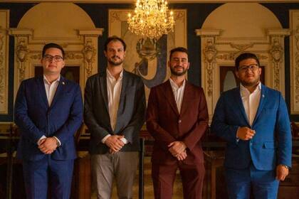 Santiago Santuro y Nahuel Sotelo (ambos en el centro) cuando viajaron a Honduras y elogiaron al gobierno de Bukele