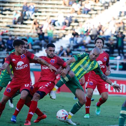 Santiago Silva lucha con la defensa de Tigre; el 9 fue titular junto con Martín Cauteruccio en la delantera de Aldosivi