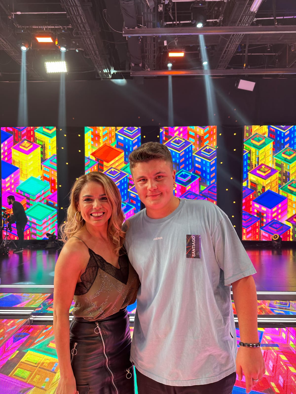 Santiago Simari, junto a Marina Calabró, una de las integrantes del jurado del programa (Foto: Gentileza Santiago Simari)