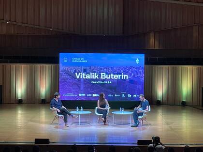 Santiago Siri y Vitalik Buterin participaron de un panel moderado por Olivia Goldschmidt, en la Usina del Arte