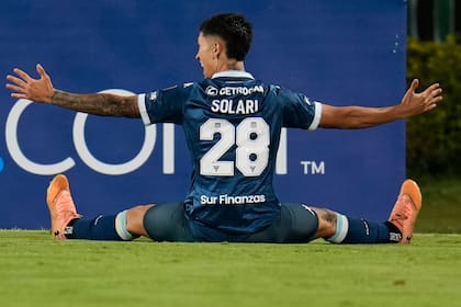 Santiago Solari, de Racing de Argentina, festeja tras anotar ante Atlético Bucaramanga de Colombia en un duelo de la Copa Libertadores, el martes 6 de mayo de 2025 (AP Foto/Fernando Vergara)
