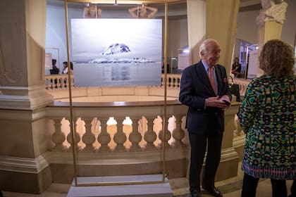Santiago Soldati junto a la obra de Marzotto