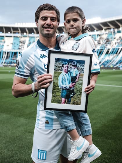 Santiago Sosa, capitán de Racing, con Valentino Costas, nieto del DT; sostiene una foto de 1966, cuando Gustavo Costas salió en brazos de Juan Carlos Rulli, del glorioso Equipo de José