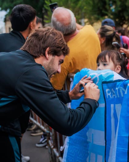 Santiago Sosa firmando autógrafos; el volante es uno de los jugadores más queridos por los hinchas