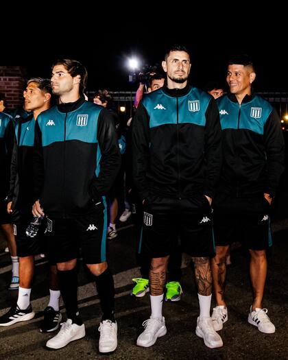 Santiago Sosa, Gabriel Arias y Marcos Rojo contemplan el show de fuegos artificiales