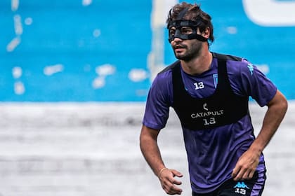Santiago Sosa, jugador de Racing, se entrenó con la máscara que utilizará el lunes contra River