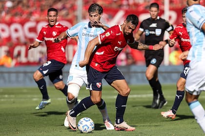 Santiago Sosa, una de las figuras de la cancha, marca a Avalos