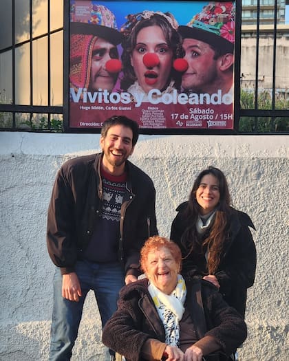 Santiago, su abuela Myriam y Daniela, su hermana