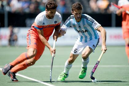 Santiago Tarazona, una de las caras nuevas, intenta dominar la bocha