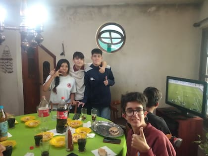 Santiago tiene amigos tanto sordos como oyentes. “A veces por WhatsApp, otras veces no sé cómo, pero siempre se comunican”, dice Grisel