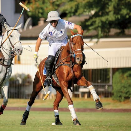 Santiago tiene siete goles de handicap, jugó la Triple Corona tres veces y este año se prepara para disputar la clasificación