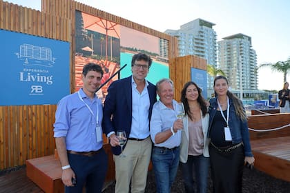 Santiago Traynor junto a parte del equipo de Vizora: Rodrigo Gallaro, Pablo Amorrortu, Sol Moggia y Rocío Pepe