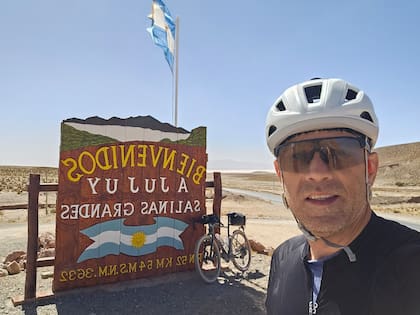 Santiago Trebucq en las Salinas Grandes, en Jujuy; un paisaje natural de ensueño se combina con el esfuerzo del ciclista para cumplir con la carrera