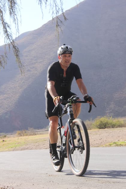 Santiago Trebucq y una batalla contra la altitud y los caminos inhóspitos; para la preparación, recorre 300 kilómetros diarios en bicicleta
