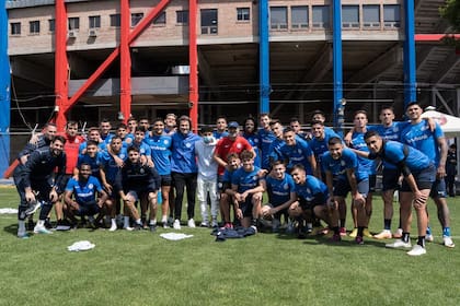 Santiago Valentino Guzmán Zanni (de blanco y con barbijo), junto con el plantel de San Lorenzo en octubre de 2023