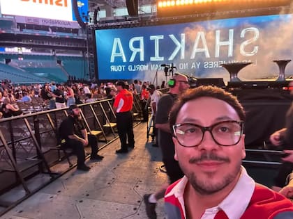 Santiago Vanegas Maldonado, periodista de BBC Mundo, en el show que dio Shakira en Miami como parte de la gira "Las mujeres ya no lloran"